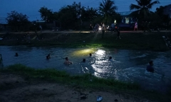 Vụ 4 bé gái đuối nước tử vong dưới kênh ở Bình Thuận: Xót xa cờ tang cắm dọc đường