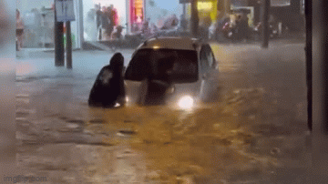 Mưa lớn không ngớt, nhiều ô tô mắc kẹt trên đường phố ngập sâu ở Bình Dương