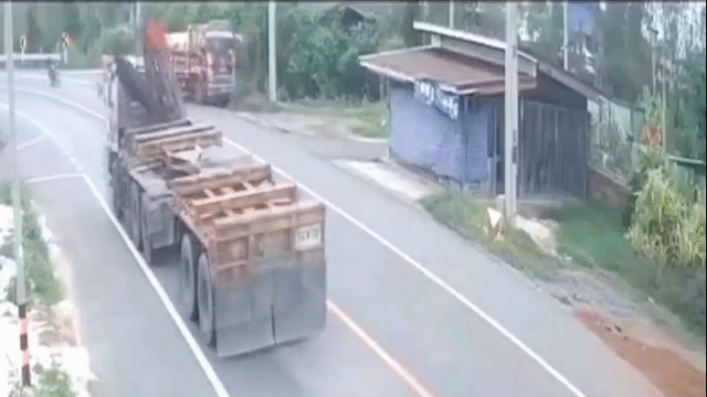 Clip: Xe tải mất lái, đâm sập cửa hàng ở ven đường
