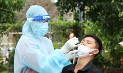Để tập trung đông người làm lây lan dịch bệnh, hai cán bộ xã bị tạm đình chỉ