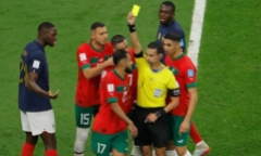 Morocco bị Pháp đánh bại 2-0, kiện trọng tài bắt chính 