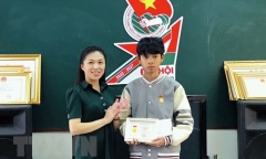 Trao huy hiệu 