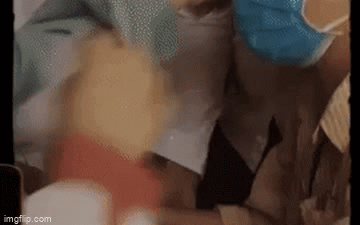 Cô giáo òa khóc vì phải chia xa học trò, câu nói cuối cùng của các em khiến dân mạng cũng rưng rưng 