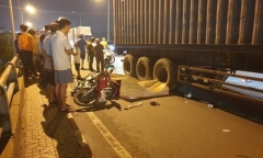 Nữ công nhân vừa tan ca, gặp tai nạn lọt vào gầm xe container chạy cùng chiều