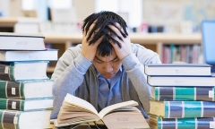 Người mẹ dọa nhảy khỏi nóc một tòa nhà văn phòng nếu con trai không học hành chăm chỉ