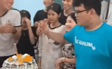 Mở tiệc chia tay, nam sinh có hành động khiến cả lớp 