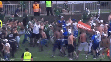 Hàng trăm CĐV hỗn chiến, đuổi đánh cầu thủ ở giải VĐQG Brazil