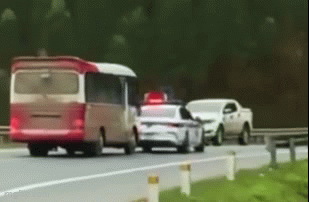 Tài xế xe khách lạng lách, tông liên tiếp vào đuôi xe CSGT