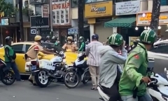 TP.HCM: Xác minh video ô tô bỏ chạy sau khi tông ngã xe CSGT