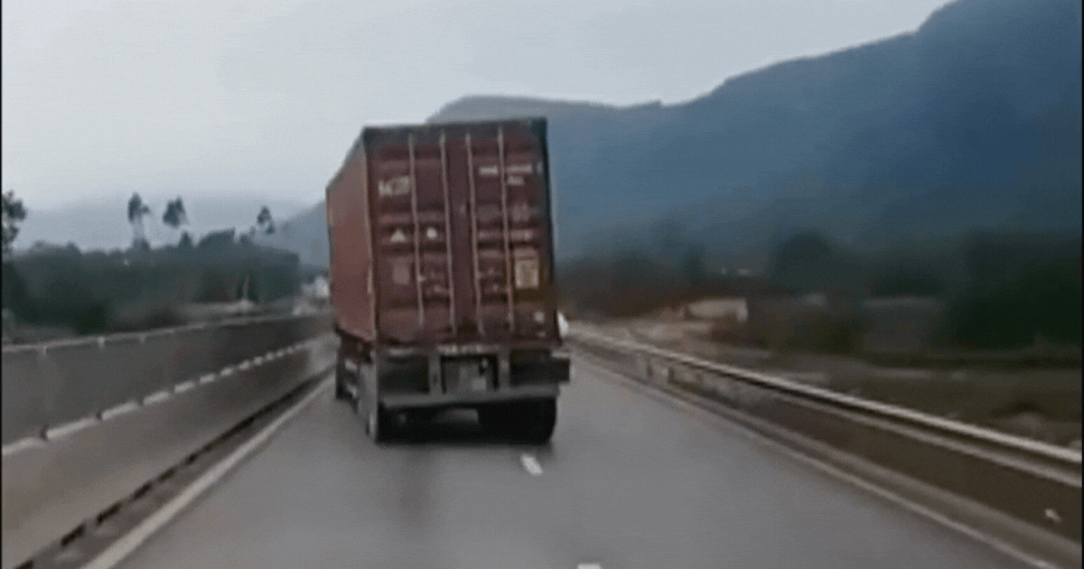 Video: Xe container liên tục