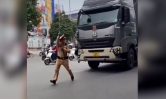 Hà Nội: Tài xế xe container không chấp hành hiệu lệnh, suýt tông vào CSGT