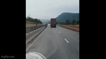 Tạm giữ tài xế container lạng lách, tông vào xe của CSGT