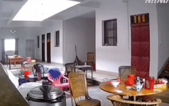 Clip: Nồi áp suất nổ tung khi cụ bà nấu ăn khiến dân mạng một phen khiếp vía