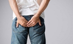 Nam thanh niên 27 tuổi cầu cứu bác sĩ sau khi tự đắp thuốc điều trị bệnh trĩ