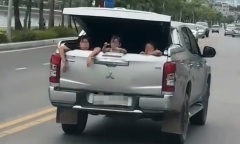 Phẫn nộ tài xế cho 3 trẻ nhỏ ngồi thùng xe bán tải, di chuyển trên đường 