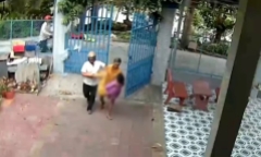 Clip: Đang gom lục bình phơi trước nhà, chồng đau đớn khi vợ bị sét đánh tử vong