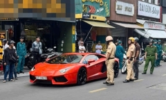 Tài xế cố thủ trên siêu xe Lamborghini, có biểu hiện bất thường