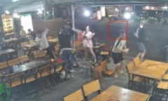 Clip: Cô gái đập ly bia khơi mào xung đột, 2 thanh niên lao vào chém 4 người ở Thủ Đức
