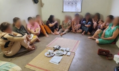 Bắt 11 “quý bà” tham gia đánh bài ăn tiền trong căn nhà trọ