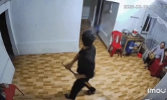 Xôn xao clip người đàn ông dùng cần câu cá đánh mẹ, chị gái tới tấp Xôn xao clip người đàn ông dùng cần câu cá đánh mẹ, chị gái tới tấp