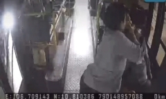 Clip: Tài xế xe buýt đột quỵ, qua đời khi dừng xe chờ đèn đỏ