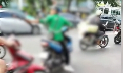 Thanh niên cầm 