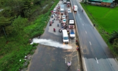 Dừng xe ngăn dòng nước để xe máy đi qua, tài xế nhận 