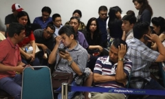 AirAsia QZ8501: Gia đình nạn nhân bị khách sạn đuổi trước dịp năm mới