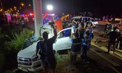 Bị nổ lốp, ô tô lao thẳng vào cột điện, 5 người trong một gia đình thương vong tại Thái Lan