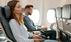 Mẹo nhỏ giúp bạn ngủ ngon trên máy bay