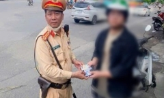 Nam sinh “vỡ oà” cảm xúc khi được CSGT trao trả số tiền học phí bị rơi