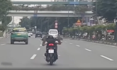 Công an lấy lời khai nhóm thanh niên nằm trên yên xe chạy tốc độ cao tai TP.HCM