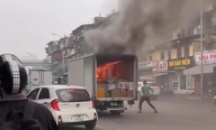 Hà Nội: Ô tô tải bất ngờ bốc cháy dữ dội trên đường Khuất Duy Tiến