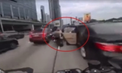 Clip: Bé gái tự mở cửa ôtô gây tai nạn liên hoàn cho 6 phương tiện