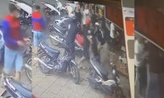 Clip: Hỗn chiến kinh hoàng giữa phố, nam thanh niên bị đâm trọng thương