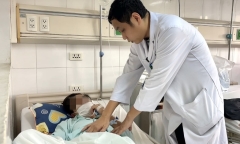 Anh công nhân xưởng máy xay cám vỡ đại tràng vì trò nghịch dại của đồng nghiệp