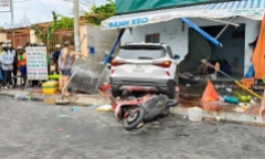 Tai nạn giao thông ở Bình Thuận: Ô tô hất văng xe máy, tông vào quán bánh xèo khiến cụ bà gần 80 tuổi tử vong