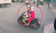 Người đàn ông đi xe máy chở con nhỏ, tạt đầu xe tải, đòi hành hung tài xế