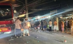 Chạy xe như “xé gió”, nam thanh niên tông vào xe đưa rước công nhân, tử vong tại chỗ