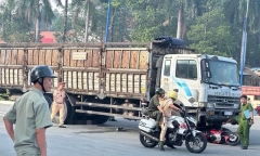Chuyển hướng trước đầu xe tải, người phụ nữ điều khiển xe máy tử vong