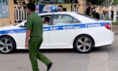 Thí sinh ngủ quên, được CSGT đến tận nhà hỗ trợ đi thi
