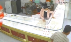 Clip: Bà chủ tiệm vàng leo qua tủ kính, chặn đầu xe tên cướp ở Bà Rịa - Vũng Tàu