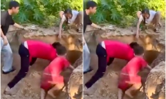 Bé trai bị vùi trong hố cát sâu hơn 1m, tài xế và khách du lịch kịp thời ứng cứu