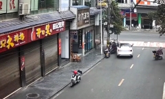 Quên kéo phanh tay, nữ tài xế khiến chiếc ô tô trôi xuống dốc rồi gây tai nạn