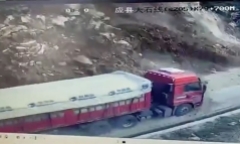 Clip: Đất đá đổ sầm xuống đường, xe tải chở than suýt bị vùi lấp
