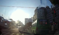 Clip: Khiếp vía cảnh xe buýt ngang nhiên vượt đèn đỏ ở trung tâm quận 1
