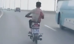 CSGT xác minh hình ảnh nam thanh niên đi xe máy biển xanh, đánh võng trên cầu Nhật Tân