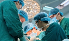 Đeo găng tay bảo hộ quá rộng, nam công nhân trẻ gặp tai nạn nghiêm trọng