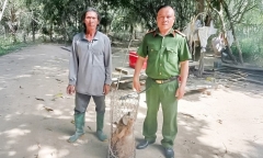 Phát hiện loài khỉ lạ, có bờm xù màu vàng, người dân giao nộp công an