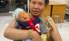 Người phụ nữ ở TP.HCM ôm con vào bến xe nhờ bà bán nước giữ giúp rồi bỏ đi